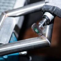 csapos-korkefe-hullamos-inox-drot-brs-600-w-klingspor-hasznalat-kozben-3